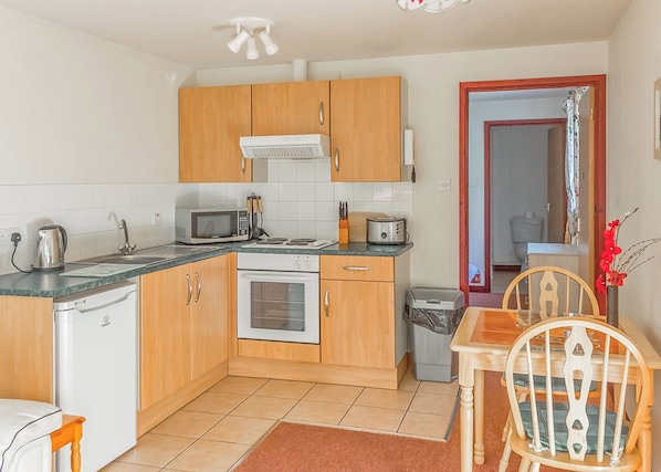 Frigorífic, forn, placa de cuina i torradora 