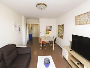 TV - Family-Friendly Apartment with Terrace Near Salou Beach (Salou)