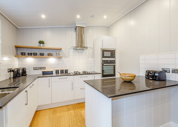 Fridge, oven, stovetop, dishwasher - 2 bedroom accommodation in Haddon (Haddon)