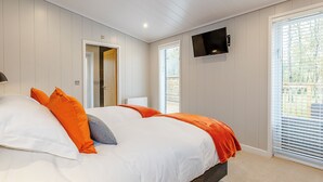 A bedroom with a bed, a television, and a window with blinds. - 2 bedroom accommodation in Haddon (Haddon)