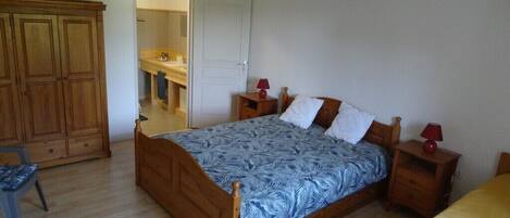 4 bedrooms, desk, travel cot, bed sheets