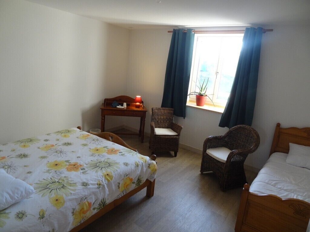 4 bedrooms, desk, travel crib, bed sheets