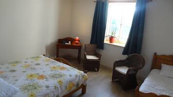 4 bedrooms, desk, travel crib, bed sheets