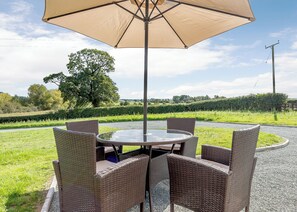 Outdoor dining - 2 bedroom accommodation in Tetchill (Tetchill)