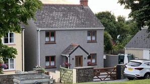 Exterior - Country House set in Peaceful Village (Haverfordwest)