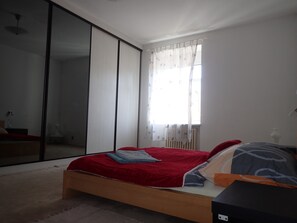 2 bedrooms, iron/ironing board, free WiFi, bed sheets - Spacious apartment near the center (Bratislavský kraj)