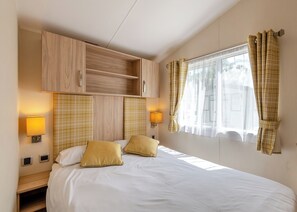 2 bedrooms, free WiFi - 12ft-wide caravan with one double and one twin. (Monkton, Nr Ramsgate)