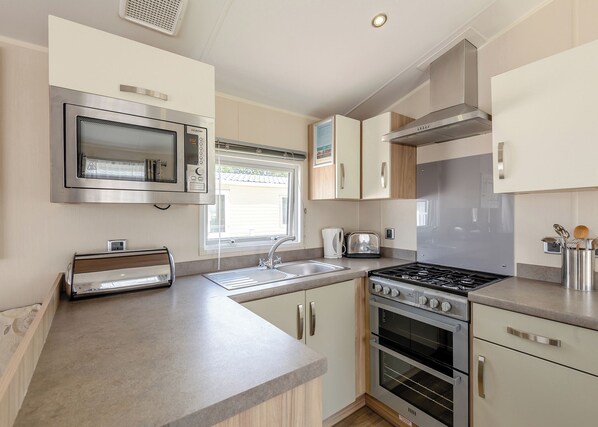 Fridge, oven, stovetop, toaster - 12ft-wide caravan with one double and one twin. (Monkton, Nr Ramsgate)