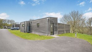 Un bâtiment moderne doté d’un toit plat, d’une porte et d’une fenêtre.