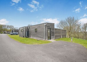 A modern building with a flat roof, a door, and a window. - Woodland View Retreat (Lewes)