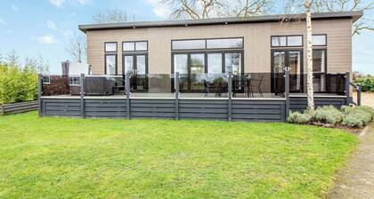 Luxury modern 2 Bedroom Lodge.