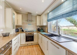 Réfrigérateur, four, plaque de cuisson, grille-pain