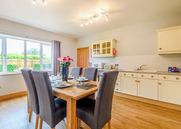 Dining - 3 bedroom accommodation in Mablethorpe (Mablethorpe)