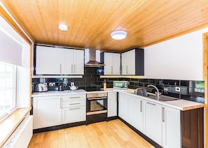 Kjøleskap, ovn, kokeplater og oppvaskmaskin