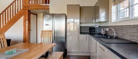 Fridge, oven, stovetop, dishwasher