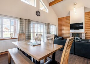 Dining - 4 bedroom accommodation in Hornsea (Hornsea)