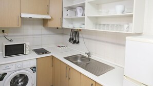 コーヒー / ティーメーカー、電子レンジ、コンロ、トースター