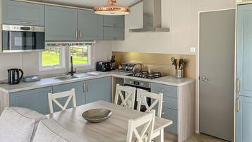 Réfrigérateur, four, plaque de cuisson, grille-pain