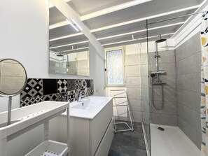 Bathroom - La Bourboule: 3* T2 Duplex Apartment in Centre with Parking (La Bourboule)