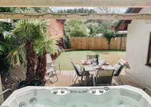 Outdoor dining - New in 2017. Two storey cottage with lake views. (Caerwys, Flintshire)