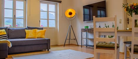 Een televisie en boeken