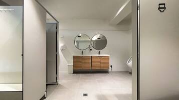 Standard-Einzelzimmer | Badezimmer | Dusche, Regendusche, Designer-Toilettenartikel, Haartrockner