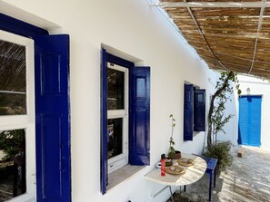 Outdoor dining - PRIVATE BEACH HOUSE (Salamina)