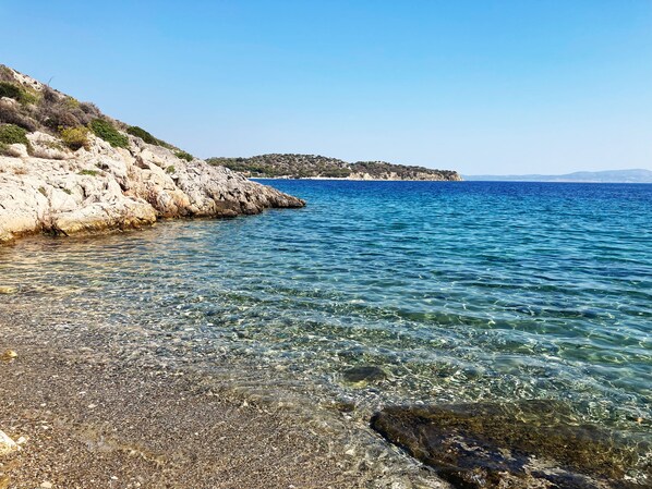 Beach nearby, sun loungers, beach towels