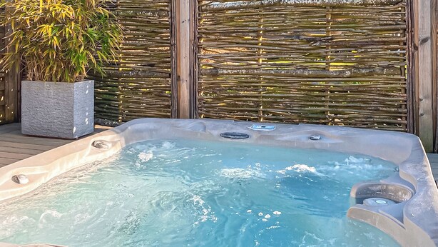 Outdoor spa tub - These gorgeous cottages will comfortably sleep up to 6 guests. (Brundall, Norwich)