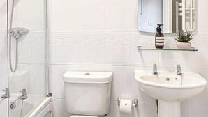 Bathroom - These gorgeous cottages will comfortably sleep up to 6 guests. (Brundall, Norwich)