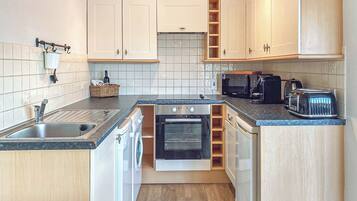 Fridge, oven, stovetop, dishwasher