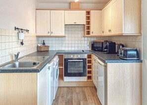 Oven - These gorgeous cottages will comfortably sleep up to 6 guests. (Brundall, Norwich)