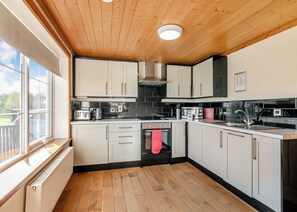 Kylskåp, ugn, spishäll och diskmaskin