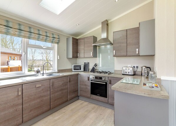 Fridge, oven, stovetop, toaster - Luxury 1 bedroom lodge. (Swinethorpe, Nr Lincoln)