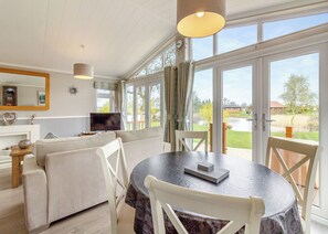 Interior - Luxury 1 bedroom lodge. (Swinethorpe, Nr Lincoln)