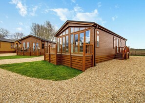 Exterior - Luxury 1 bedroom lodge. (Swinethorpe, Nr Lincoln)