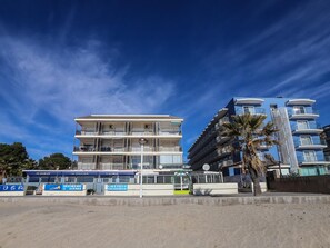 Exterior - Charming Seafront Apartment with Terrace (Cambrils)