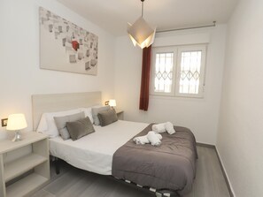 2 bedrooms, WiFi, bed sheets - 2-Bed Apt in Salou with Large Terrace, A/C, Near Restaurants & Nightlife (Salou)