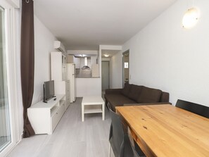 TV - 2-Bed Apt in Salou with Large Terrace, A/C, Near Restaurants & Nightlife (Salou)