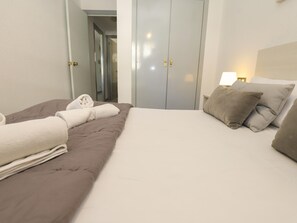 2 bedrooms, WiFi, bed sheets - 2-Bed Apt in Salou with Large Terrace, A/C, Near Restaurants & Nightlife (Salou)