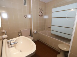 Hair dryer, towels - Charming Apartment in Salou with Terrace, Pool, A/C, Close to Beaches and Amenities (Salou)