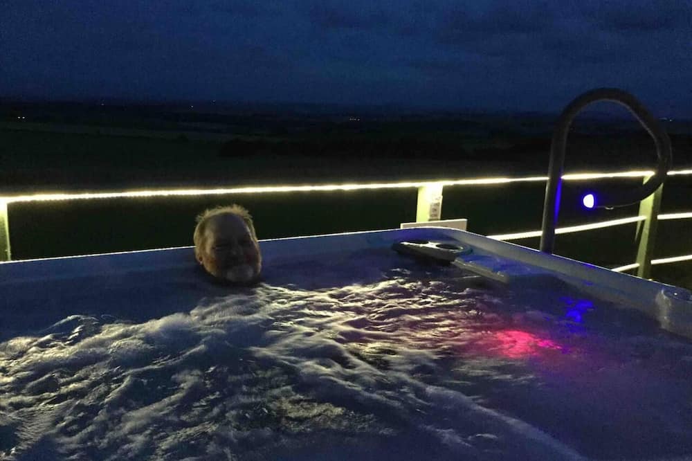 Green Yurt With Hot Tub - Sleeps 4, Parking & Pets - Gardenstown
