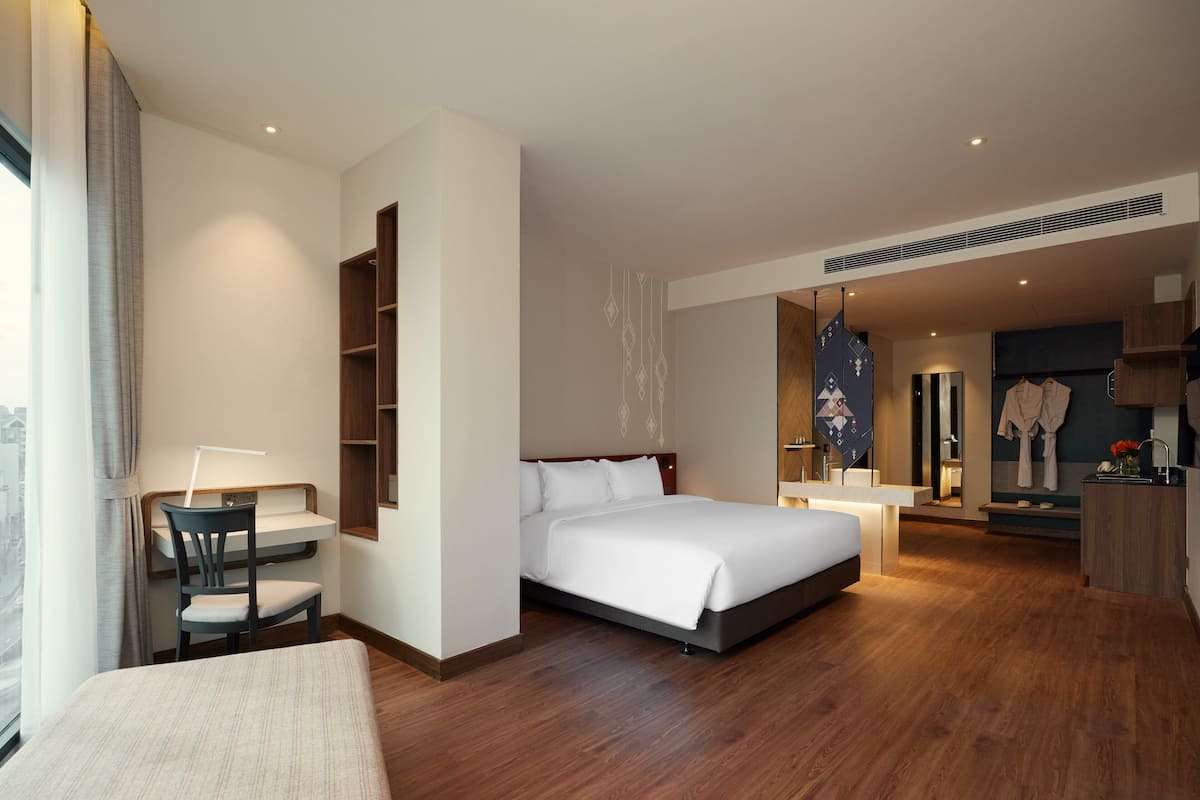 Deluxe Room, 1 King Bed (Premium) | 1 bedroom, minibar, in-room safe, desk