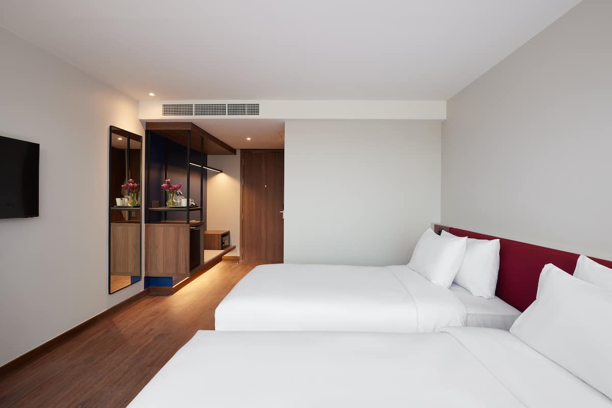 Deluxe Room, 2 Single Beds | 1 bedroom, minibar, in-room safe, desk