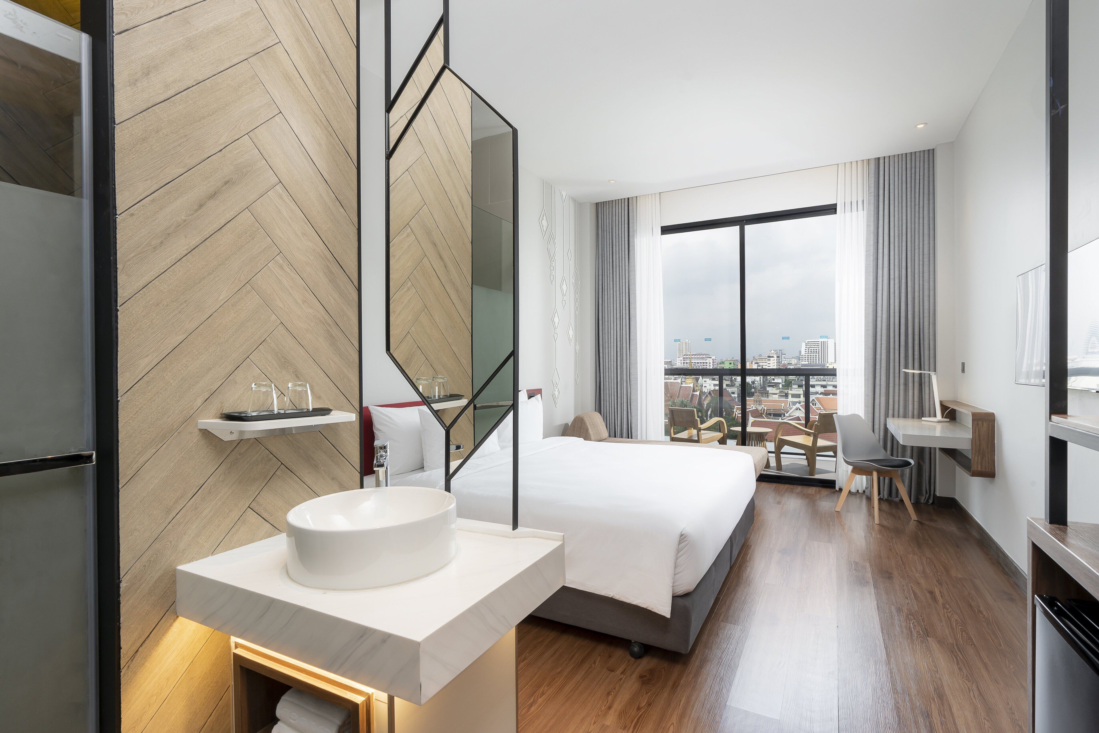 Deluxe Room, 1 King Bed | Hypo-allergenic bedding, minibar, in-room safe, desk