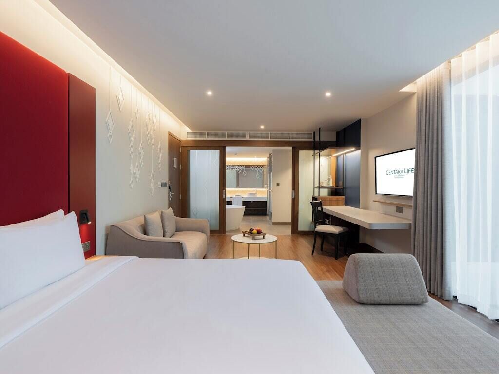 Premium Suite | Minibar, in-room safe, desk, laptop workspace