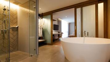 Premium Suite | Bathroom | Hair dryer, towels, soap, shampoo