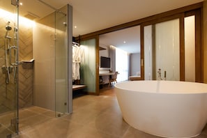 Suite Premium | Baño | Secadora de cabello, toallas, jabón, shampoo