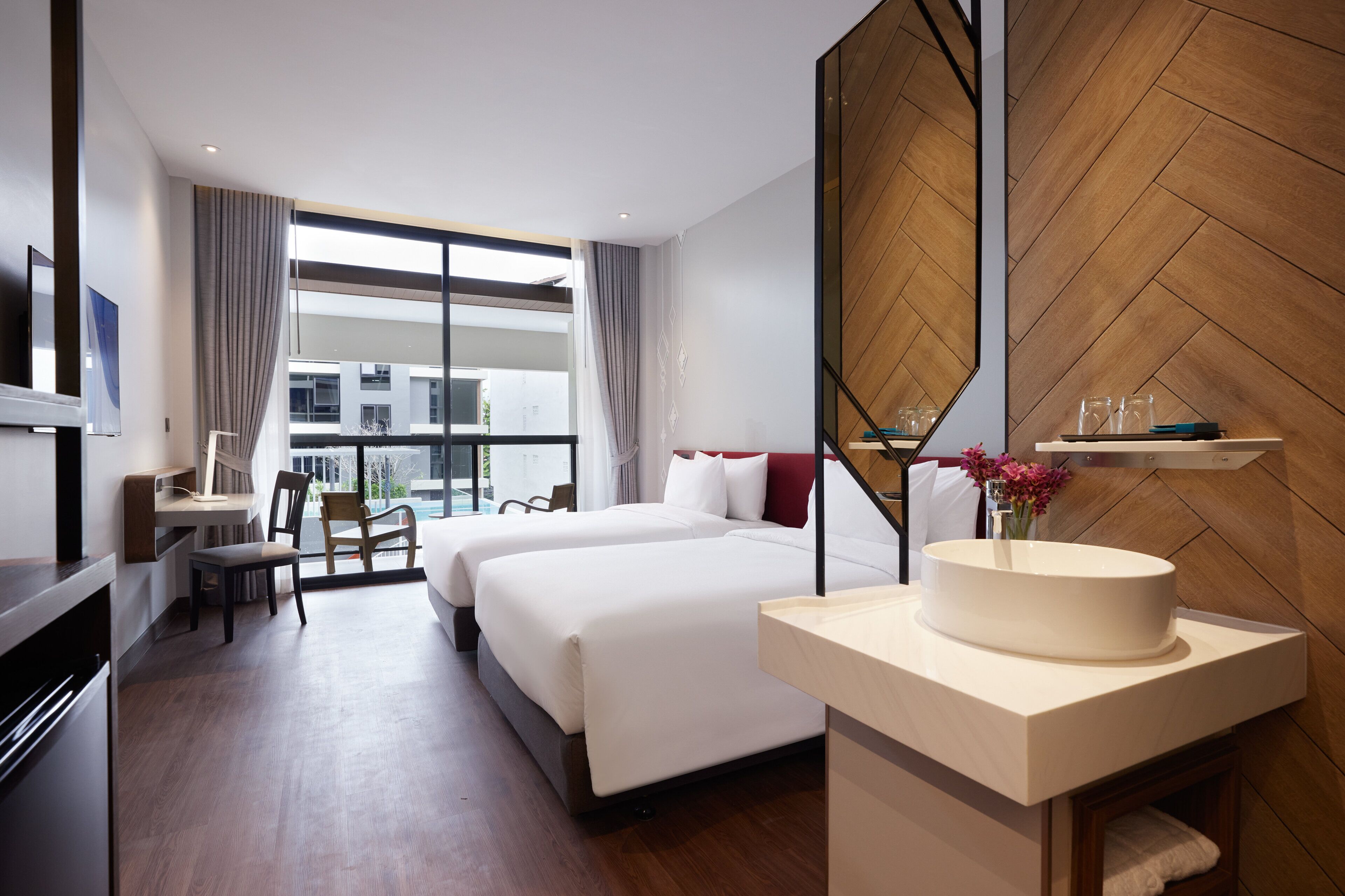 Deluxe Room, 2 Twin Beds | Minibar, in-room safe, desk, laptop workspace