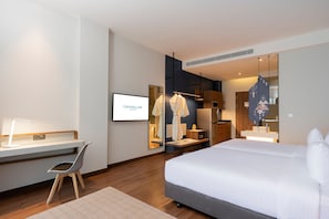 Minibar, coffres-forts dans les chambres, bureau